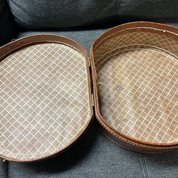 Vintage Leather Hat Box/Suitcase With Handle and Clasps - Picture 8 of 13